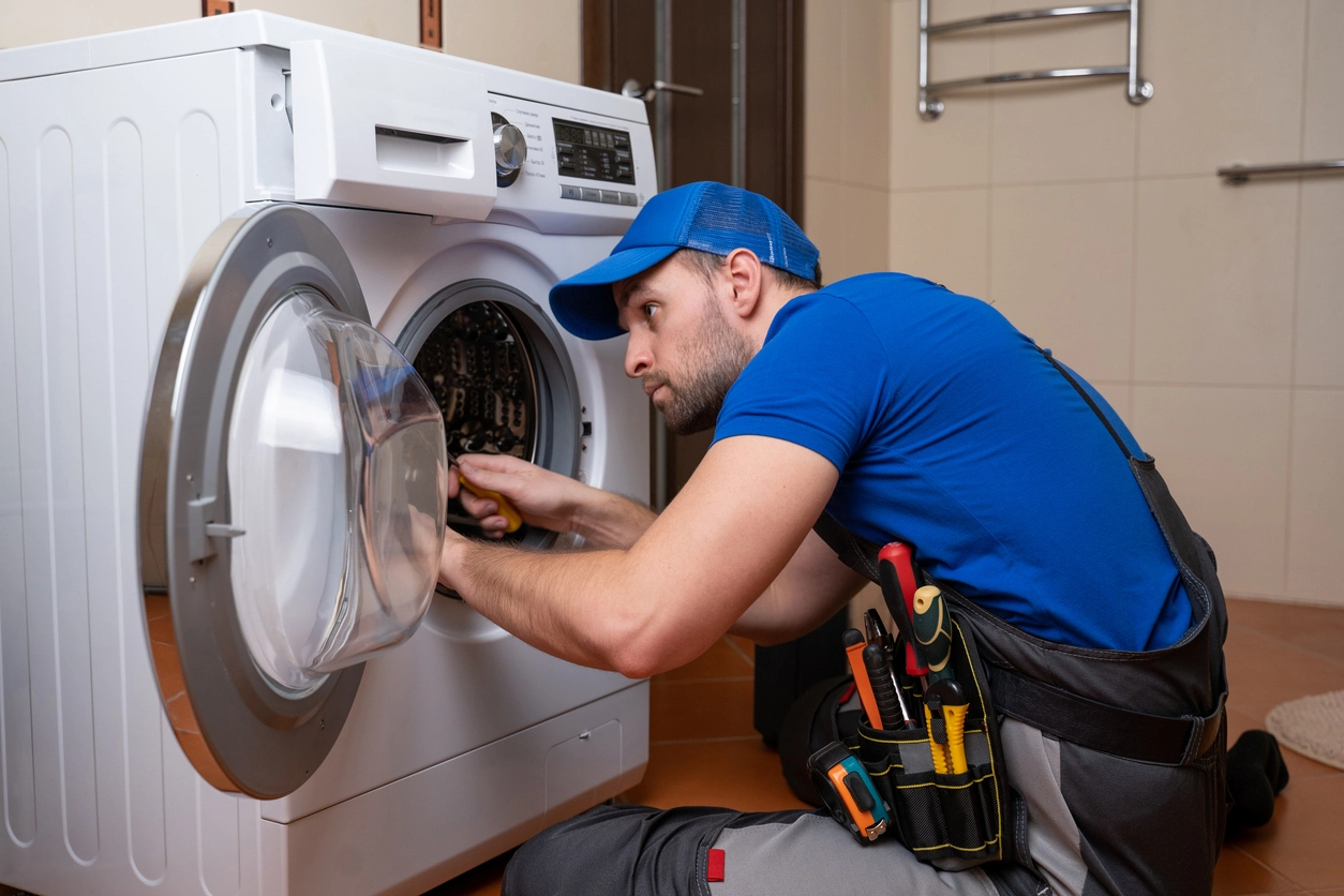 Tecnico especializado reparando lavarropas Gafa