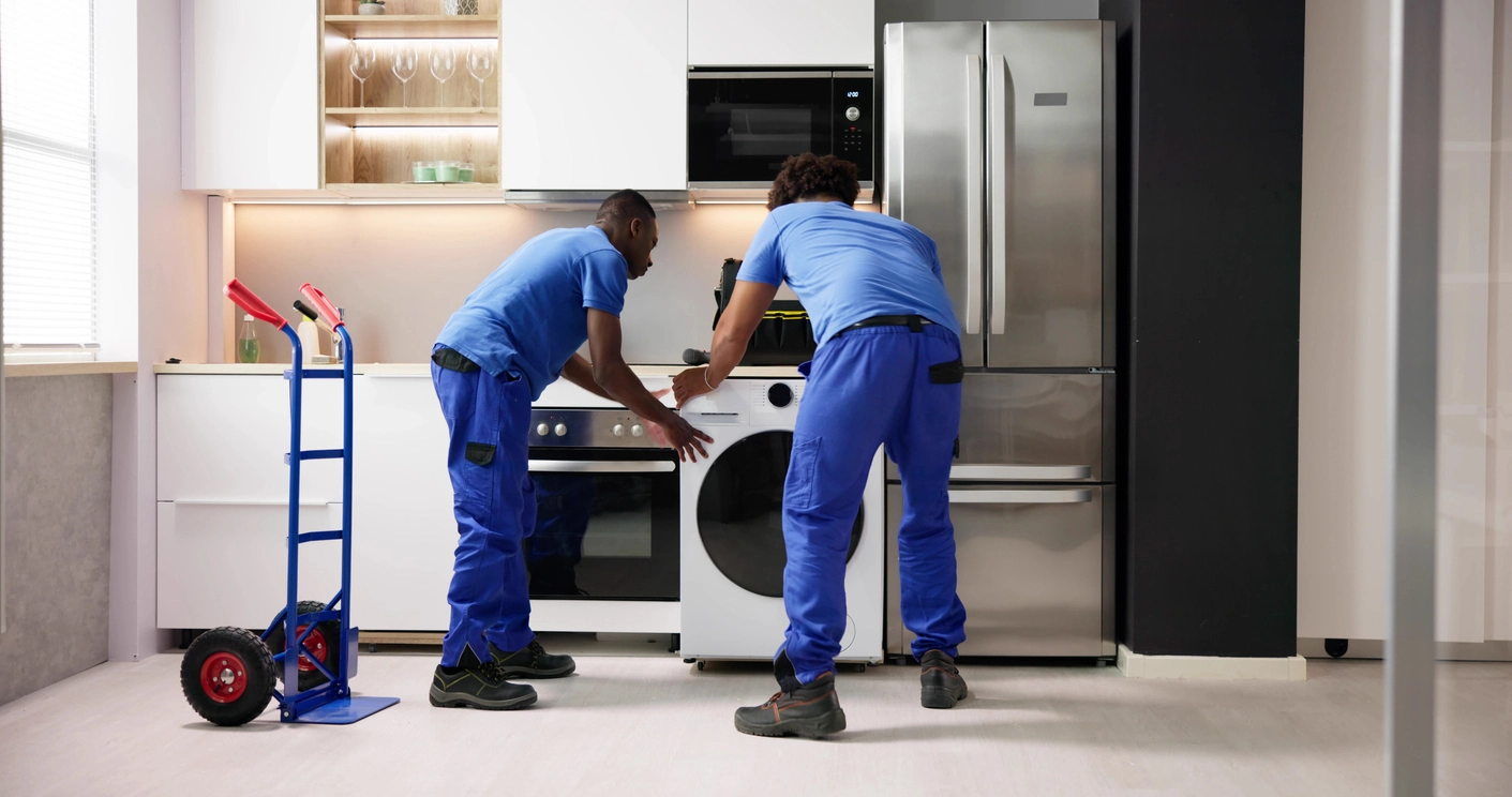 Tecnico especializado reparando heladera Gafa